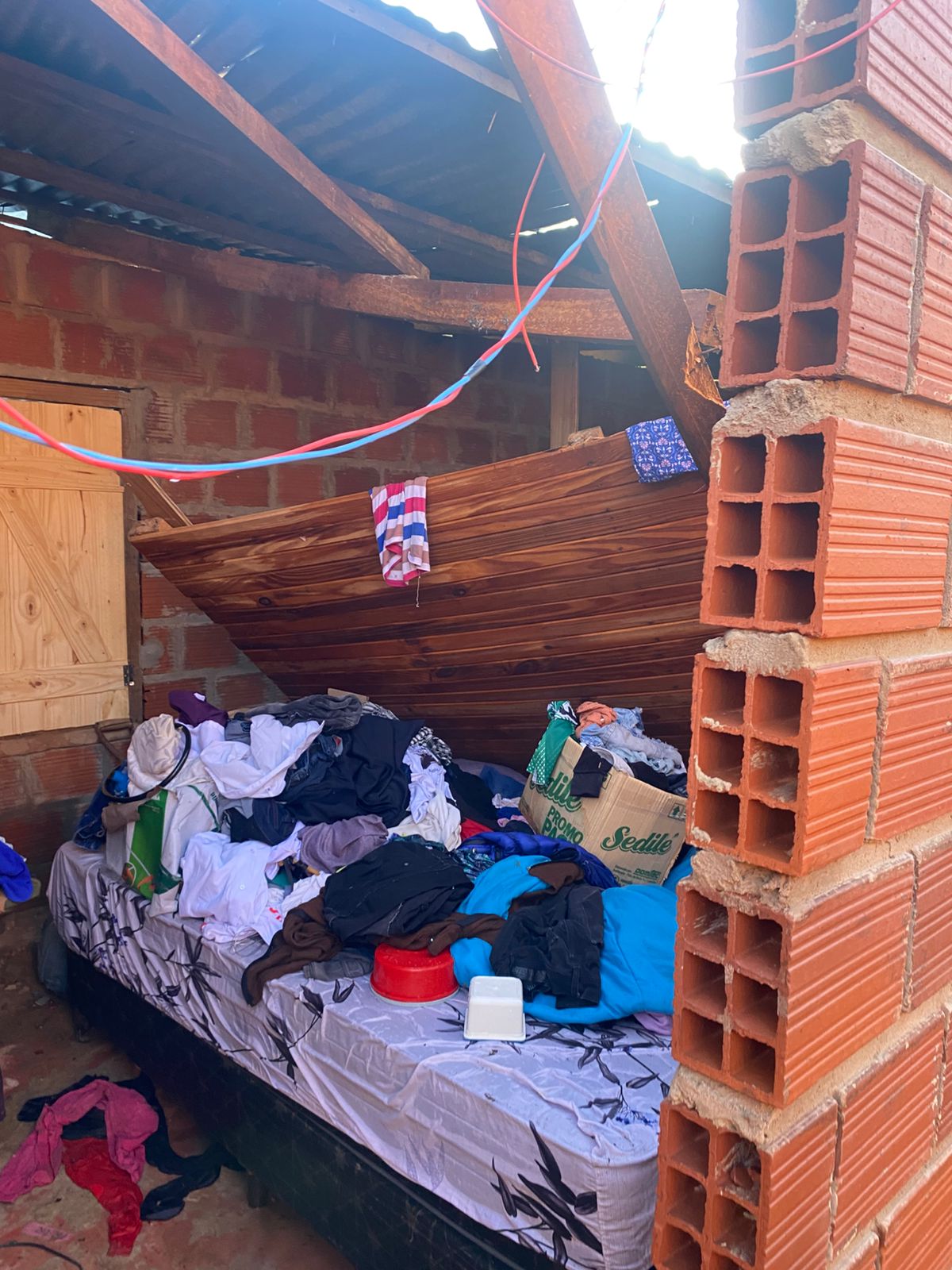 Piden colaboración para una vecina que perdió sus pertenencias a causa del temporal 2